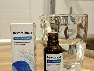 Пузырек с упаковкой Revotoxican крупным планом.