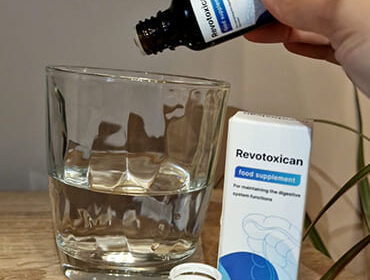 Коробка и пузырек Revotoxican со стаканом воды.