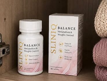 Упаковка и баночка препарата Sliniq balance на полке.